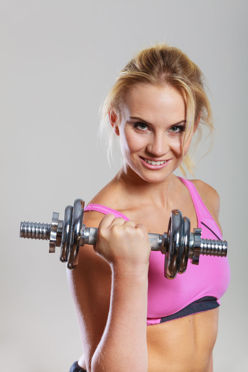 正举着哑铃锻炼的美女