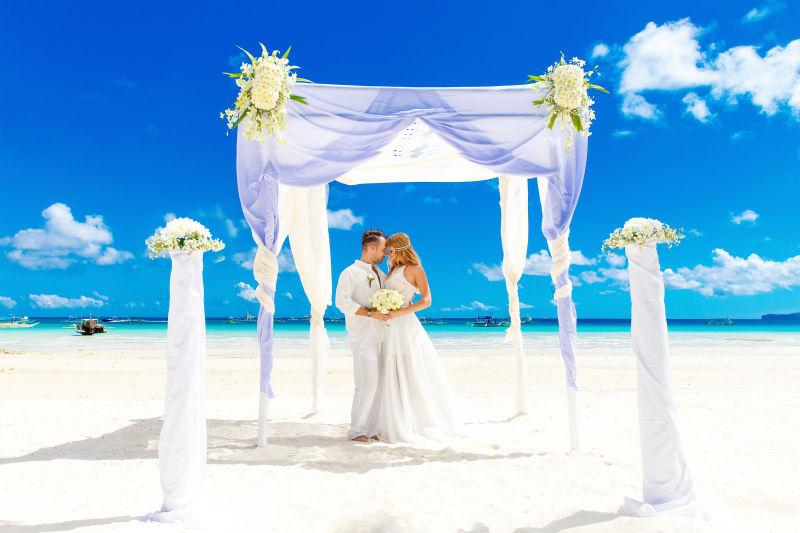 沙滩上幸福的新婚夫妻