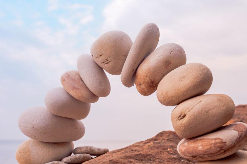 沙滩上的鹅卵石拱门