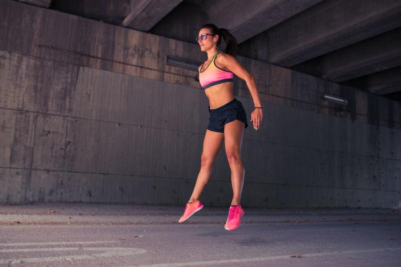 原地起跳的健身美女