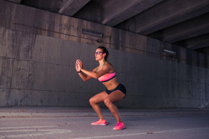 正在深蹲锻炼的女人