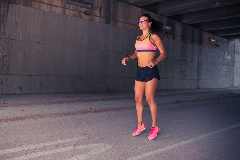 在室外热身的健身美女