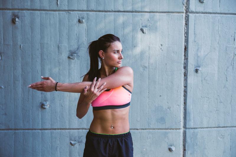 在原地拉伸筋骨的美女