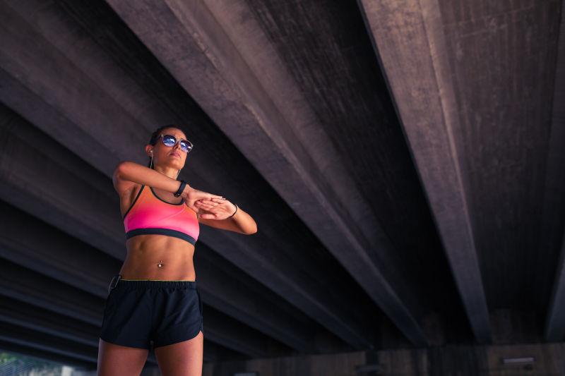 穿着运动衣服的美女