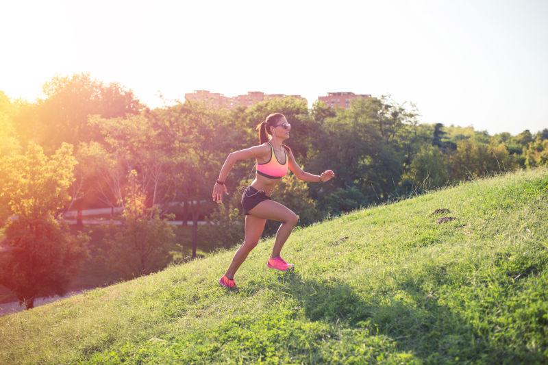 在草地上跑步的美女