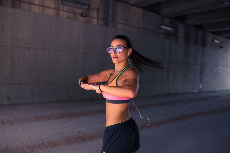 带着眼镜的健身美女