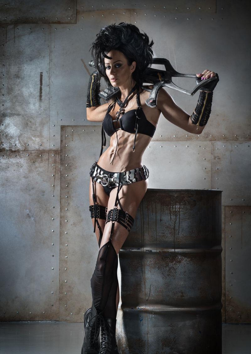 靠在油桶上强壮的女战士