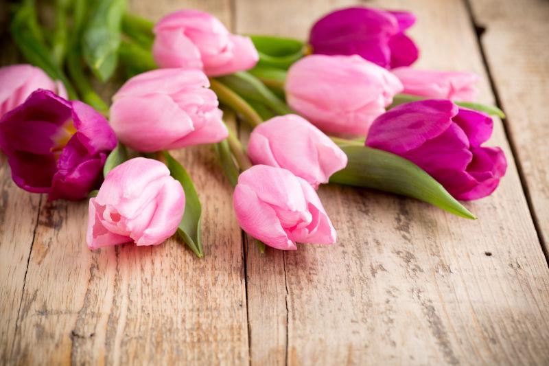 木板上漂亮的郁金香花束