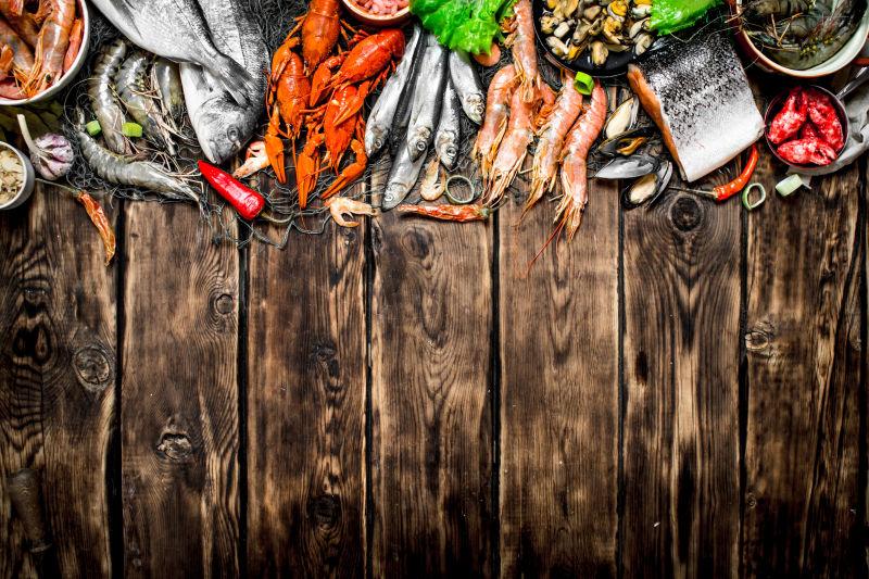 木制背景上的新鲜海味食材