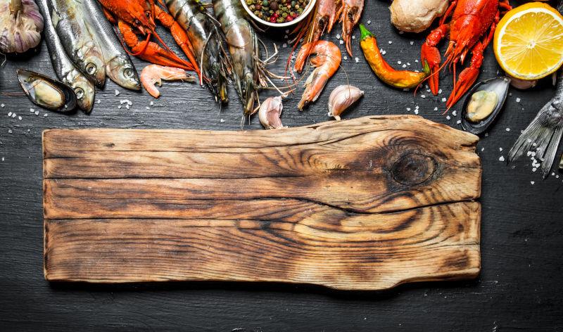 切割板上的各种新鲜海鲜食材