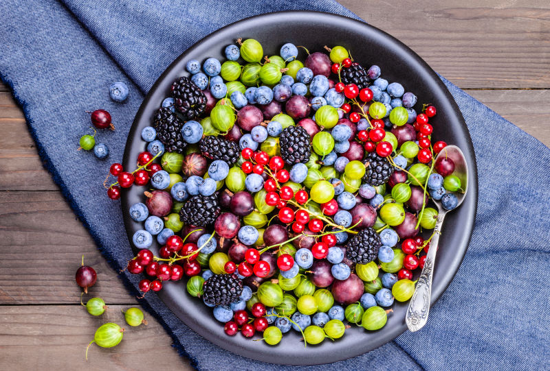 碗里的各种小水果