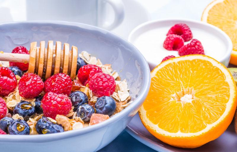 桌子上的新鲜水果燕麦和橙子