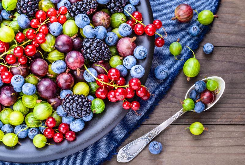 碗里的各种新鲜浆果