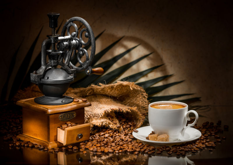 黑咖啡豆与方糖