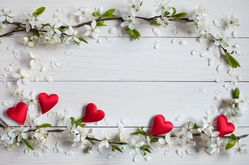 摆在木板上的枝条与花朵