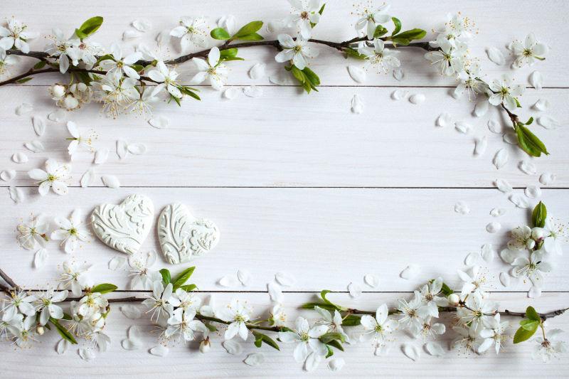 在木板上摆放的开花的枝条