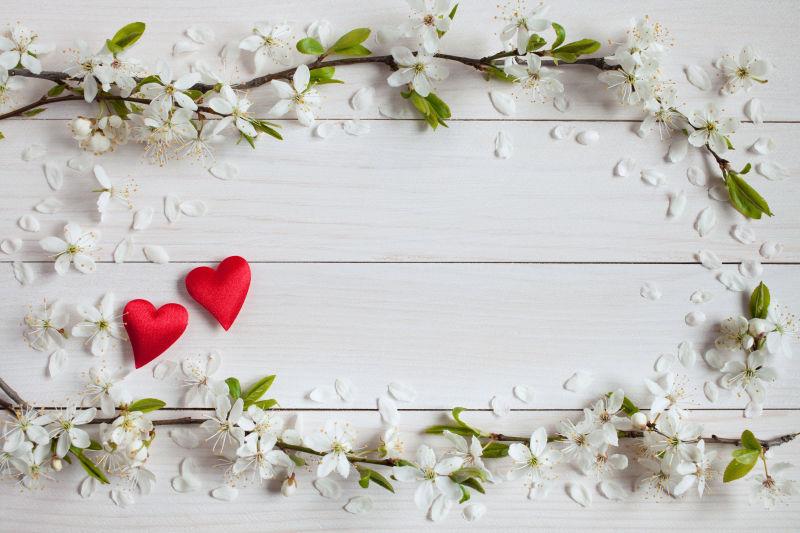 木板上的美丽枝条与花朵