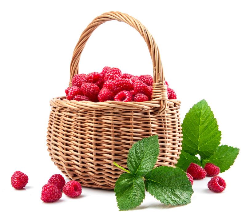 柳条筐中的新鲜覆盆子