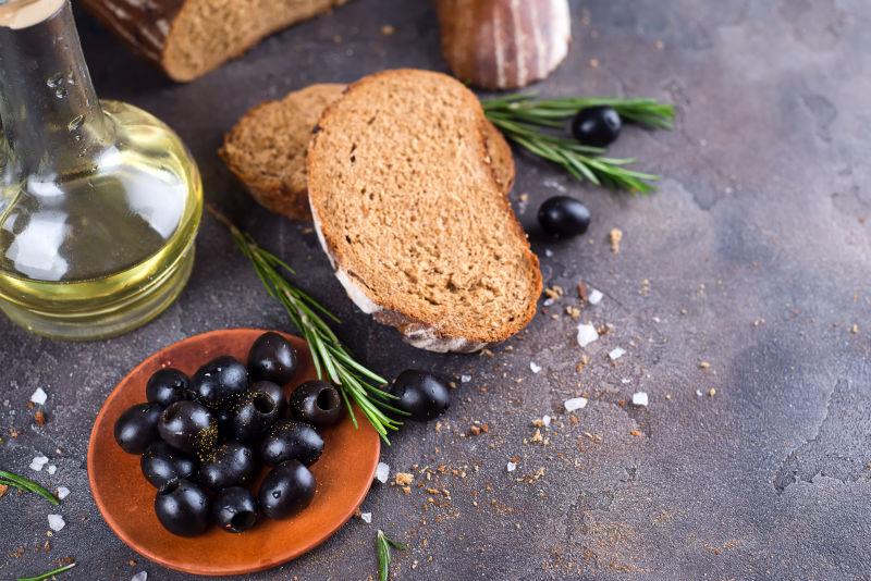 橄榄油和面包片