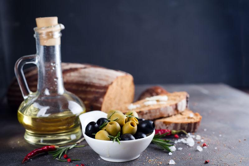 橄榄面包和玻璃瓶里的橄榄油