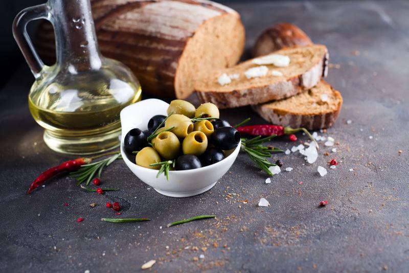 橄榄面包和橄榄油