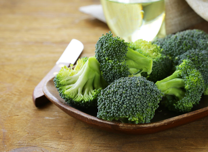 木质板上刚切好的健康西兰花