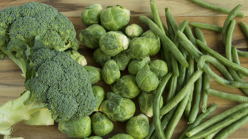 木质板上新鲜的蔬菜