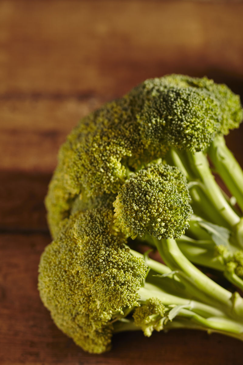 木质板上的健康西兰花