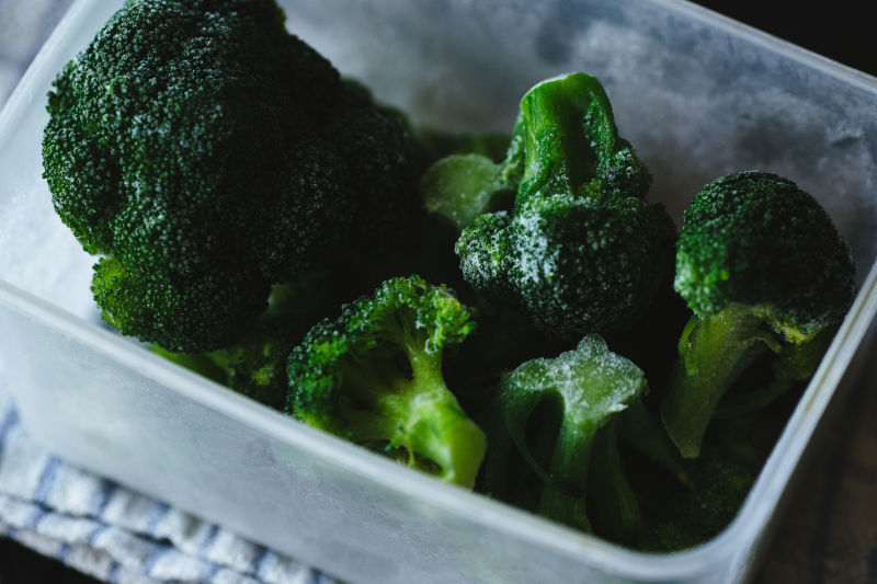 塑料碗里的健康西兰花