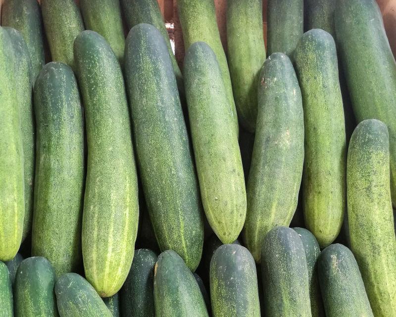 市场上摆放整齐售卖的新鲜黄瓜