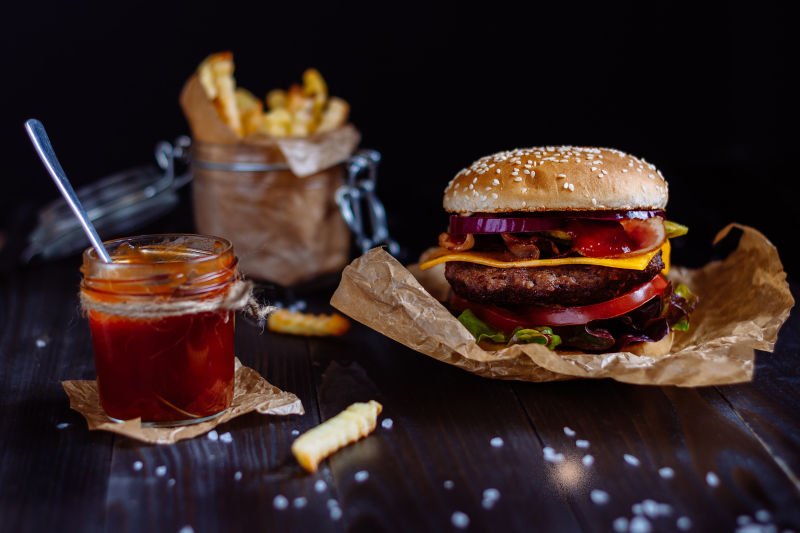 木桌上新鲜美味的薯条与牛肉汉堡包