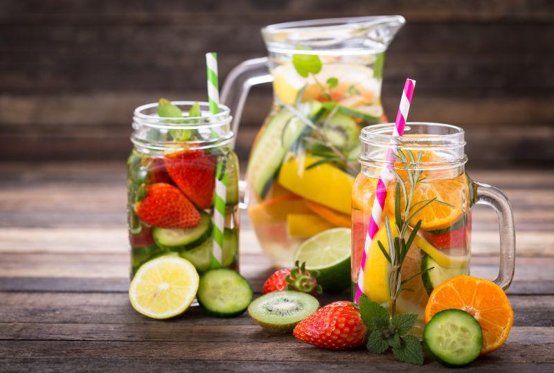 木制背景下新鲜水果蔬菜排毒水