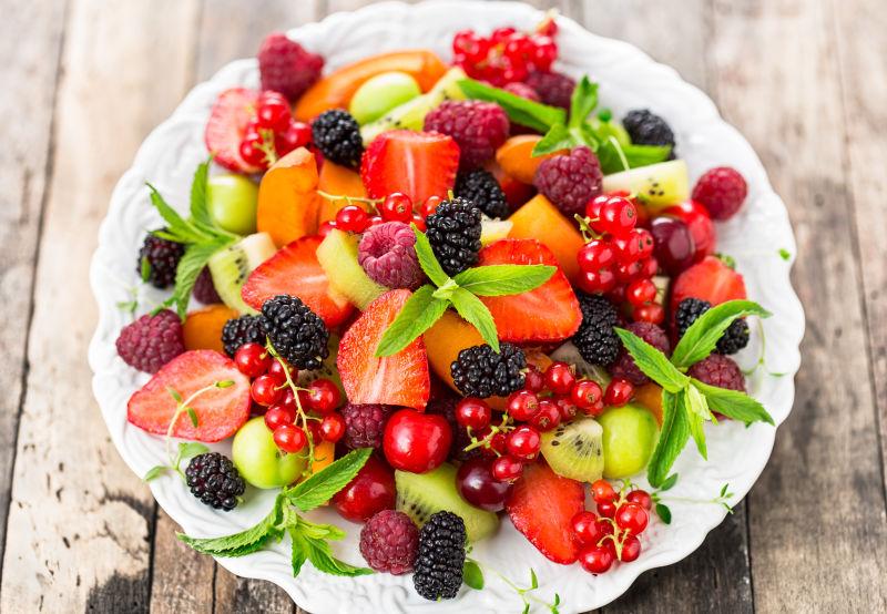 盘子里的新鲜水果