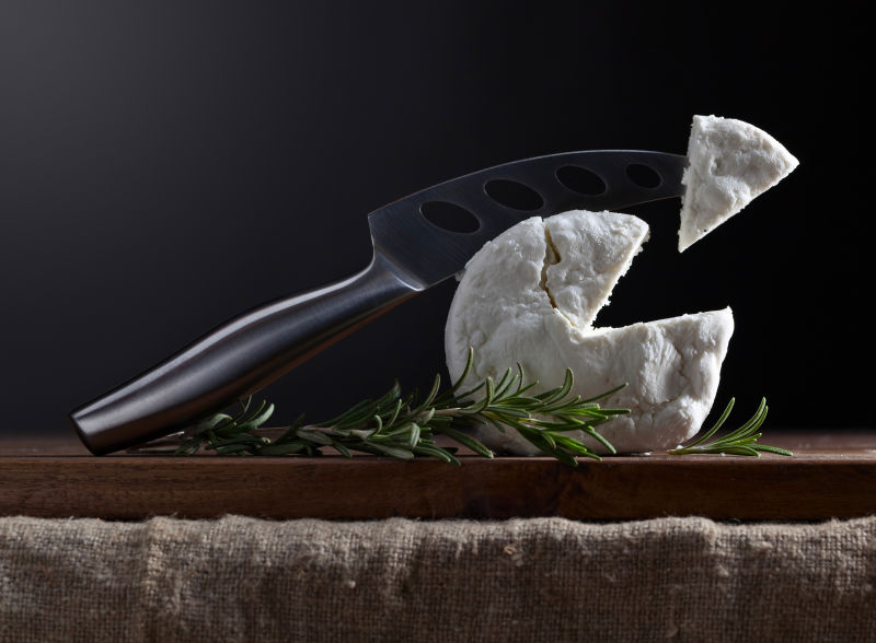刀切自制山羊奶酪和迷迭香