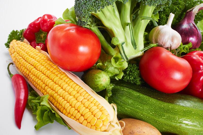 桌子上有很多的新鲜蔬菜