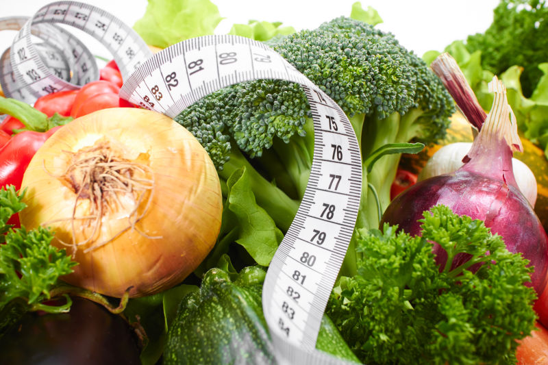 皮尺和新鲜健康的蔬菜