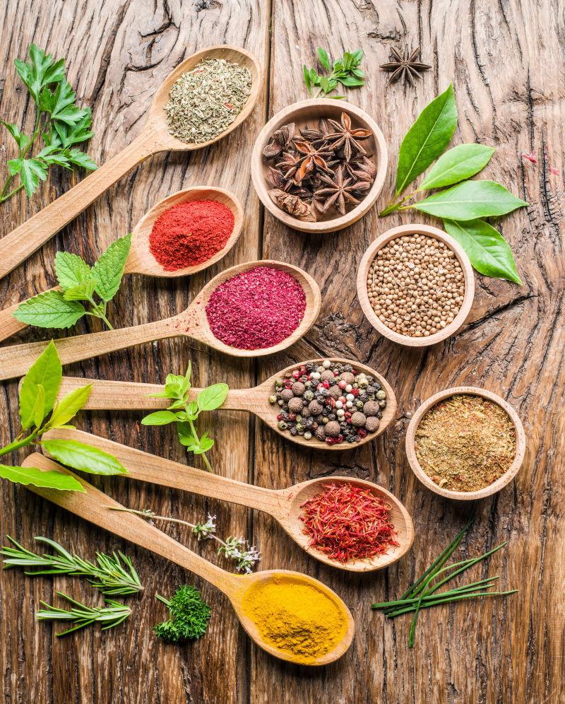 木勺里五颜六色的香料