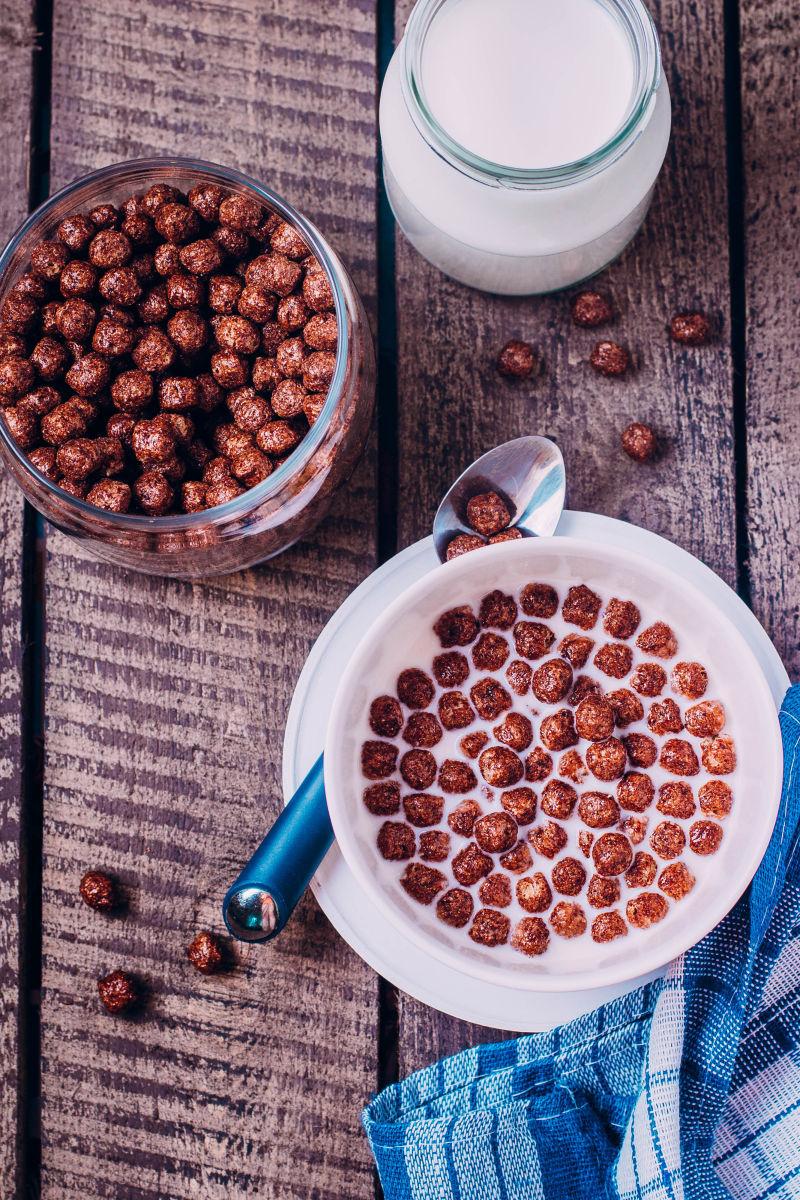 木桌上的巧克力球与牛奶