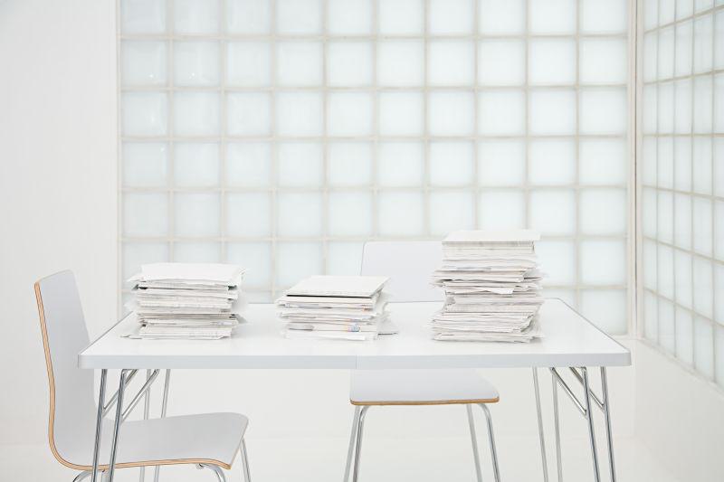 桌上堆叠的纸