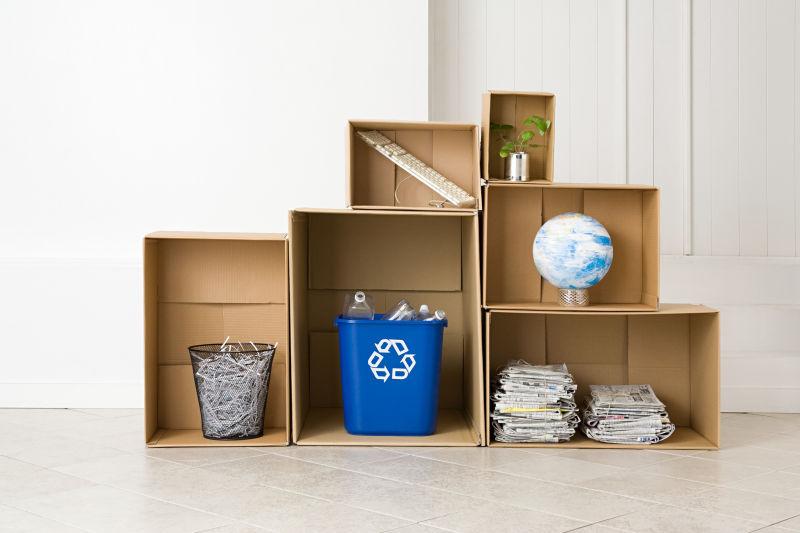 回收箱和各种物品