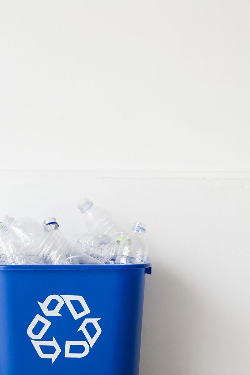 回收桶中的瓶子