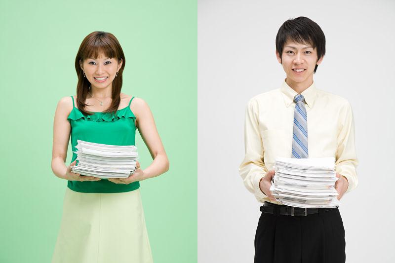 一男一女拿着几摞纸