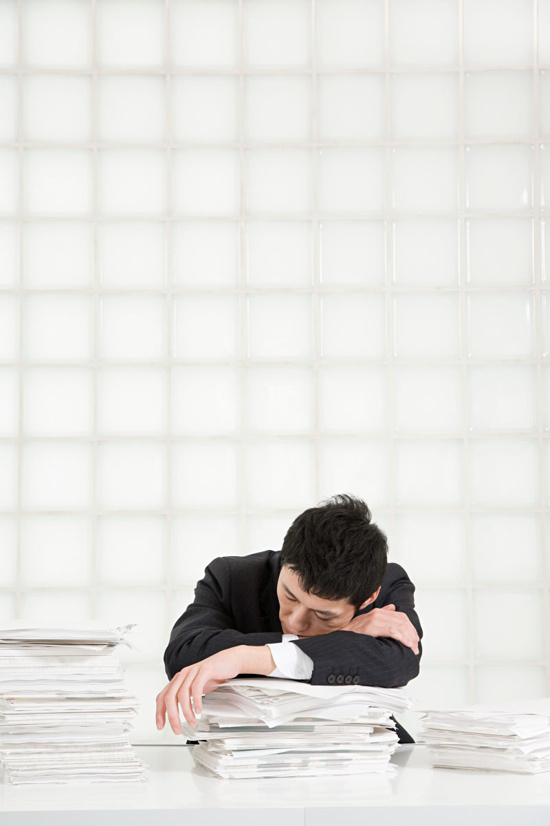 睡在一叠纸上的人