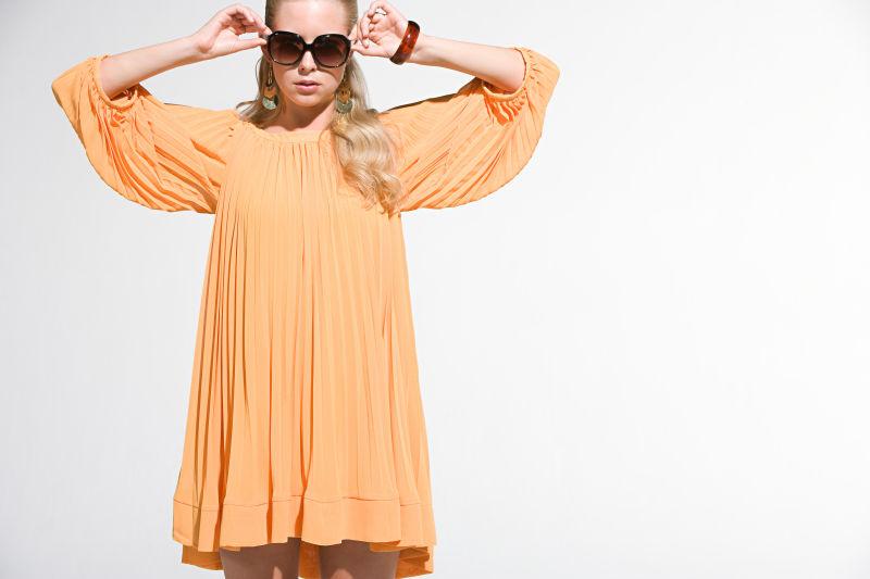 戴眼镜的年轻女子