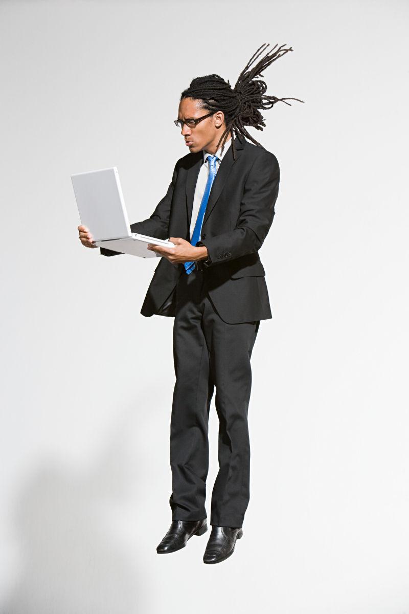 商人手拿笔记本跳