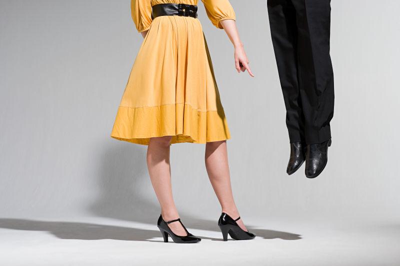 指着男人跳的女人