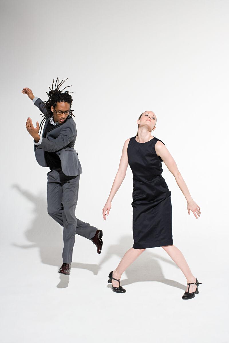 两名办公室工作人员跳舞