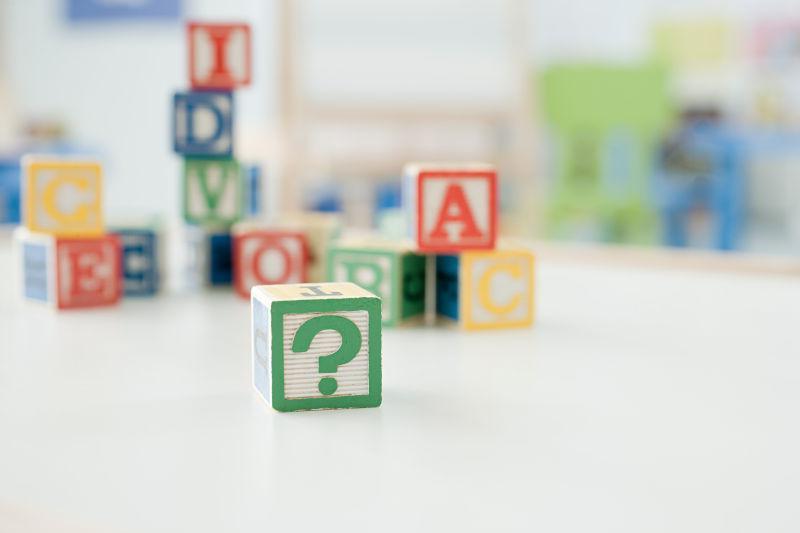 放在白色桌子上的各种字母积木