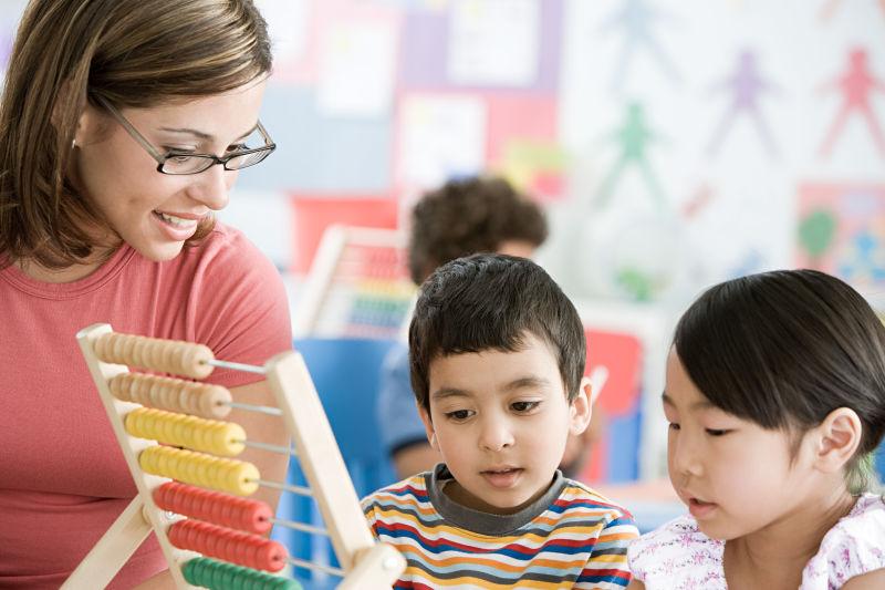 正在教孩子们的女老师