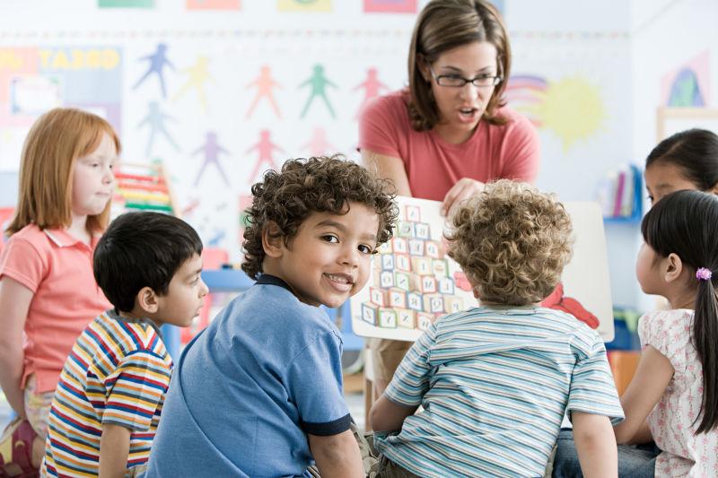 课堂上的学生和老师